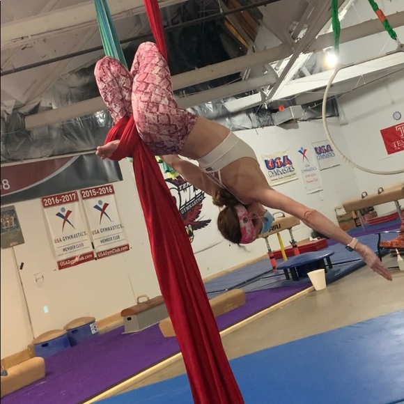 Meet your Posher, Nicole - Picture 5 of 5